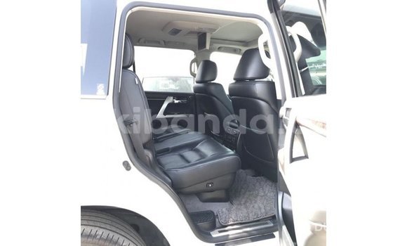 Nunua Imported Toyota Land Cruiser Nyeupe Gari ndani ya Import - Dubai nchini Uganda Nunua Imported Toyota Land Cruiser Nyeupe Gari ndani ya Import - Dubai nchini Uganda