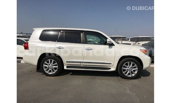 Nunua Imported Toyota Land Cruiser Nyeupe Gari ndani ya Import - Dubai nchini Uganda Nunua Imported Toyota Land Cruiser Nyeupe Gari ndani ya Import - Dubai nchini Uganda