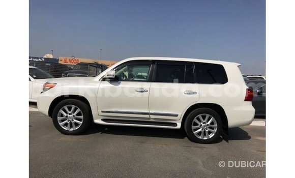Nunua Imported Toyota Land Cruiser Nyeupe Gari ndani ya Import - Dubai nchini Uganda Nunua Imported Toyota Land Cruiser Nyeupe Gari ndani ya Import - Dubai nchini Uganda