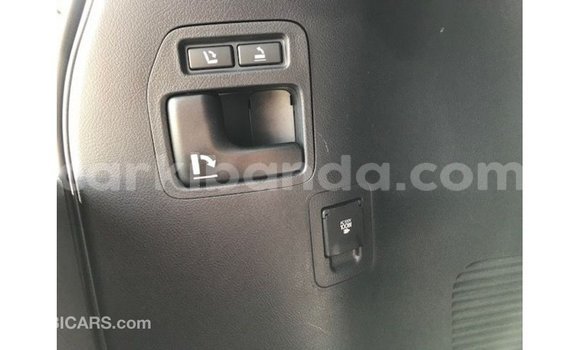 Nunua Imported Toyota Land Cruiser Nyeupe Gari ndani ya Import - Dubai nchini Uganda Nunua Imported Toyota Land Cruiser Nyeupe Gari ndani ya Import - Dubai nchini Uganda