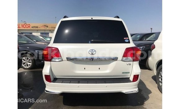 Nunua Imported Toyota Land Cruiser Nyeupe Gari ndani ya Import - Dubai nchini Uganda Nunua Imported Toyota Land Cruiser Nyeupe Gari ndani ya Import - Dubai nchini Uganda