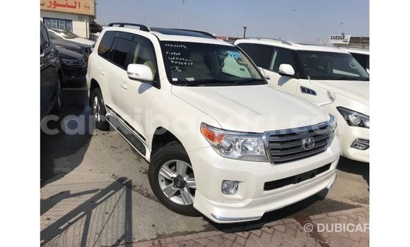 Nunua Imported Toyota Land Cruiser Nyeupe Gari ndani ya Import - Dubai nchini Uganda Nunua Imported Toyota Land Cruiser Nyeupe Gari ndani ya Import - Dubai nchini Uganda