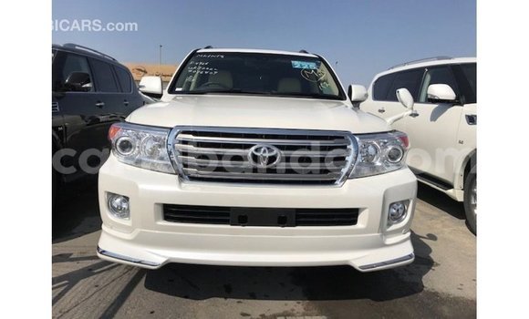 Nunua Imported Toyota Land Cruiser Nyeupe Gari ndani ya Import - Dubai nchini Uganda Nunua Imported Toyota Land Cruiser Nyeupe Gari ndani ya Import - Dubai nchini Uganda