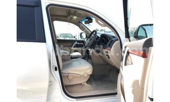 Nunua Imported Toyota Land Cruiser Nyeupe Gari ndani ya Import - Dubai nchini Uganda Nunua Imported Toyota Land Cruiser Nyeupe Gari ndani ya Import - Dubai nchini Uganda