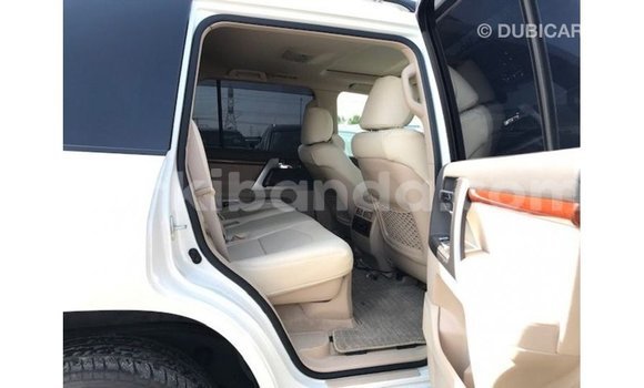 Nunua Imported Toyota Land Cruiser Nyeupe Gari ndani ya Import - Dubai nchini Uganda Nunua Imported Toyota Land Cruiser Nyeupe Gari ndani ya Import - Dubai nchini Uganda