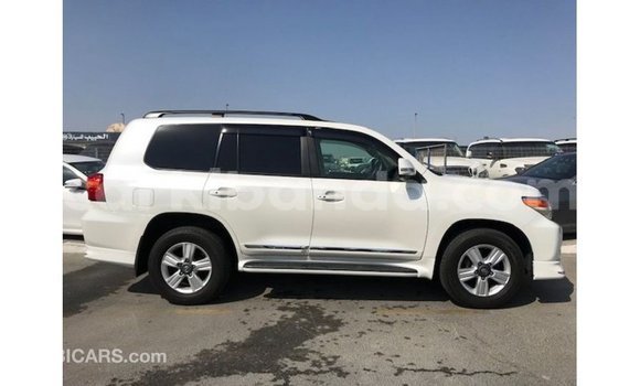 Nunua Imported Toyota Land Cruiser Nyeupe Gari ndani ya Import - Dubai nchini Uganda Nunua Imported Toyota Land Cruiser Nyeupe Gari ndani ya Import - Dubai nchini Uganda