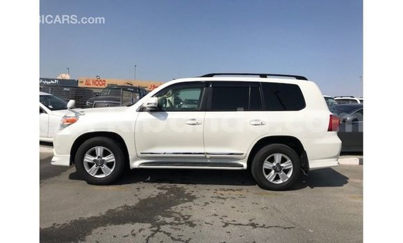Nunua Imported Toyota Land Cruiser Nyeupe Gari ndani ya Import - Dubai nchini Uganda Nunua Imported Toyota Land Cruiser Nyeupe Gari ndani ya Import - Dubai nchini Uganda