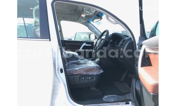 Nunua Imported Toyota Land Cruiser Nyeupe Gari ndani ya Import - Dubai nchini Uganda Nunua Imported Toyota Land Cruiser Nyeupe Gari ndani ya Import - Dubai nchini Uganda