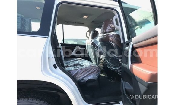 Nunua Imported Toyota Land Cruiser Nyeupe Gari ndani ya Import - Dubai nchini Uganda Nunua Imported Toyota Land Cruiser Nyeupe Gari ndani ya Import - Dubai nchini Uganda