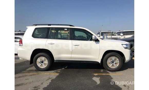 Nunua Imported Toyota Land Cruiser Nyeupe Gari ndani ya Import - Dubai nchini Uganda Nunua Imported Toyota Land Cruiser Nyeupe Gari ndani ya Import - Dubai nchini Uganda