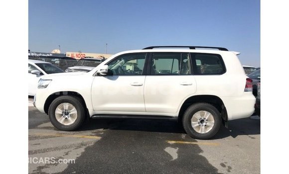 Nunua Imported Toyota Land Cruiser Nyeupe Gari ndani ya Import - Dubai nchini Uganda Nunua Imported Toyota Land Cruiser Nyeupe Gari ndani ya Import - Dubai nchini Uganda