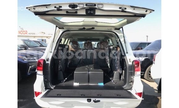 Nunua Imported Toyota Land Cruiser Nyeupe Gari ndani ya Import - Dubai nchini Uganda Nunua Imported Toyota Land Cruiser Nyeupe Gari ndani ya Import - Dubai nchini Uganda