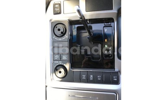 Nunua Imported Toyota Land Cruiser Nyeupe Gari ndani ya Import - Dubai nchini Uganda Nunua Imported Toyota Land Cruiser Nyeupe Gari ndani ya Import - Dubai nchini Uganda