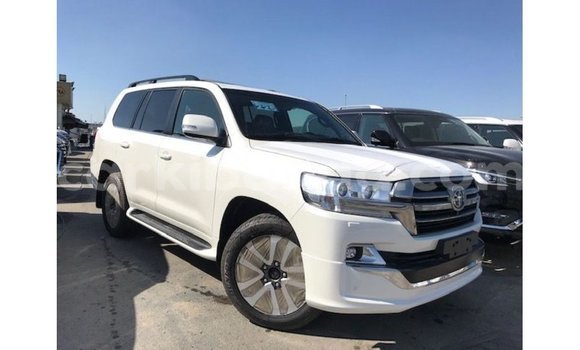 Nunua Imported Toyota Land Cruiser Nyeupe Gari ndani ya Import - Dubai nchini Uganda Nunua Imported Toyota Land Cruiser Nyeupe Gari ndani ya Import - Dubai nchini Uganda