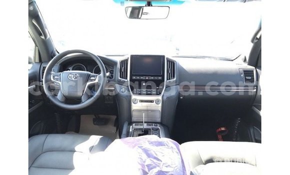 Nunua Imported Toyota Land Cruiser Nyeupe Gari ndani ya Import - Dubai nchini Uganda Nunua Imported Toyota Land Cruiser Nyeupe Gari ndani ya Import - Dubai nchini Uganda