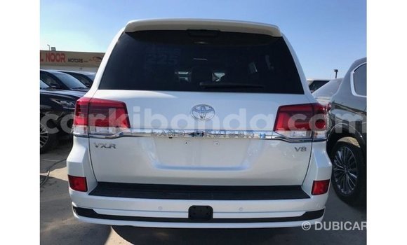 Nunua Imported Toyota Land Cruiser Nyeupe Gari ndani ya Import - Dubai nchini Uganda Nunua Imported Toyota Land Cruiser Nyeupe Gari ndani ya Import - Dubai nchini Uganda
