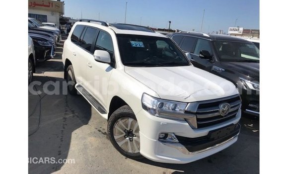 Nunua Imported Toyota Land Cruiser Nyeupe Gari ndani ya Import - Dubai nchini Uganda Nunua Imported Toyota Land Cruiser Nyeupe Gari ndani ya Import - Dubai nchini Uganda