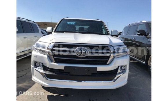 Nunua Imported Toyota Land Cruiser Nyeupe Gari ndani ya Import - Dubai nchini Uganda Nunua Imported Toyota Land Cruiser Nyeupe Gari ndani ya Import - Dubai nchini Uganda