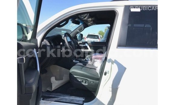 Nunua Imported Toyota Land Cruiser Nyeupe Gari ndani ya Import - Dubai nchini Uganda Nunua Imported Toyota Land Cruiser Nyeupe Gari ndani ya Import - Dubai nchini Uganda