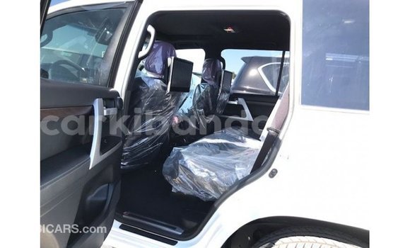 Nunua Imported Toyota Land Cruiser Nyeupe Gari ndani ya Import - Dubai nchini Uganda Nunua Imported Toyota Land Cruiser Nyeupe Gari ndani ya Import - Dubai nchini Uganda