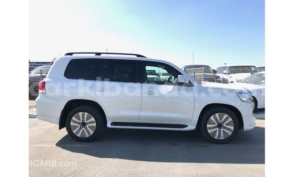 Nunua Imported Toyota Land Cruiser Nyeupe Gari ndani ya Import - Dubai nchini Uganda Nunua Imported Toyota Land Cruiser Nyeupe Gari ndani ya Import - Dubai nchini Uganda