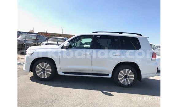 Nunua Imported Toyota Land Cruiser Nyeupe Gari ndani ya Import - Dubai nchini Uganda Nunua Imported Toyota Land Cruiser Nyeupe Gari ndani ya Import - Dubai nchini Uganda
