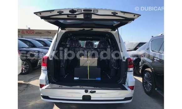 Nunua Imported Toyota Land Cruiser Nyeupe Gari ndani ya Import - Dubai nchini Uganda Nunua Imported Toyota Land Cruiser Nyeupe Gari ndani ya Import - Dubai nchini Uganda