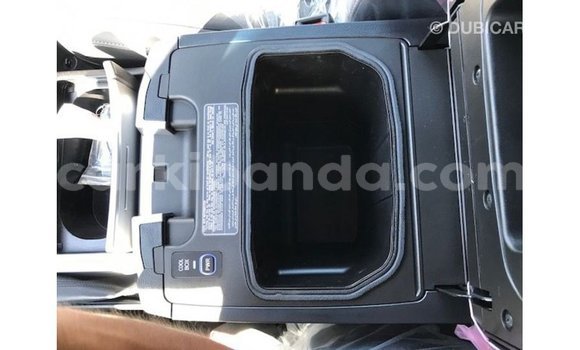 Nunua Imported Toyota Land Cruiser Nyeupe Gari ndani ya Import - Dubai nchini Uganda Nunua Imported Toyota Land Cruiser Nyeupe Gari ndani ya Import - Dubai nchini Uganda
