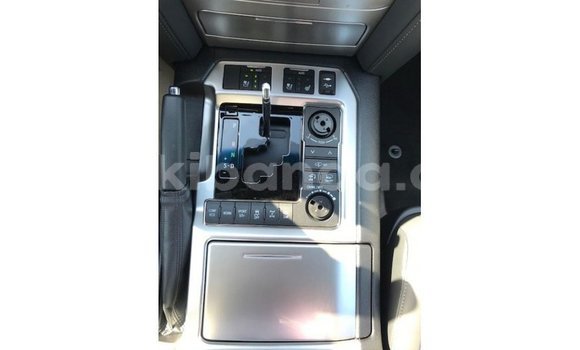 Nunua Imported Toyota Land Cruiser Nyeupe Gari ndani ya Import - Dubai nchini Uganda Nunua Imported Toyota Land Cruiser Nyeupe Gari ndani ya Import - Dubai nchini Uganda