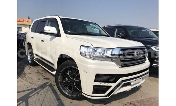 Nunua Imported Toyota Land Cruiser Nyeupe Gari ndani ya Import - Dubai nchini Uganda Nunua Imported Toyota Land Cruiser Nyeupe Gari ndani ya Import - Dubai nchini Uganda