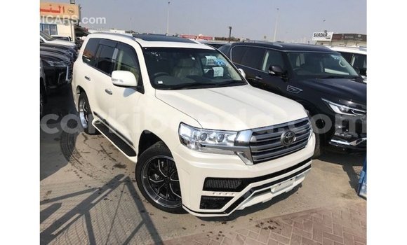 Nunua Imported Toyota Land Cruiser Nyeupe Gari ndani ya Import - Dubai nchini Uganda Nunua Imported Toyota Land Cruiser Nyeupe Gari ndani ya Import - Dubai nchini Uganda