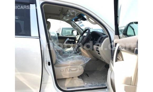 Nunua Imported Toyota Land Cruiser Nyeupe Gari ndani ya Import - Dubai nchini Uganda Nunua Imported Toyota Land Cruiser Nyeupe Gari ndani ya Import - Dubai nchini Uganda