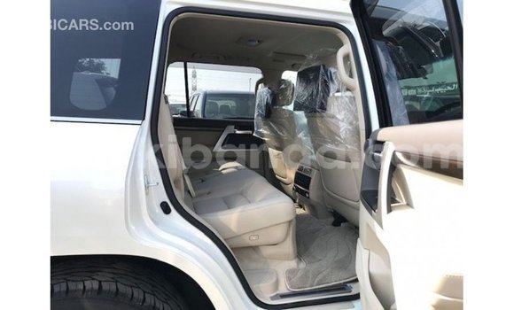 Nunua Imported Toyota Land Cruiser Nyeupe Gari ndani ya Import - Dubai nchini Uganda Nunua Imported Toyota Land Cruiser Nyeupe Gari ndani ya Import - Dubai nchini Uganda