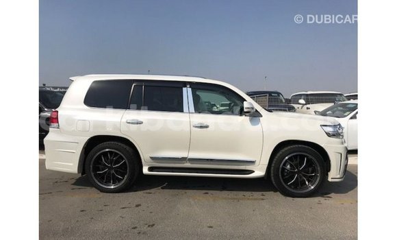 Nunua Imported Toyota Land Cruiser Nyeupe Gari ndani ya Import - Dubai nchini Uganda Nunua Imported Toyota Land Cruiser Nyeupe Gari ndani ya Import - Dubai nchini Uganda