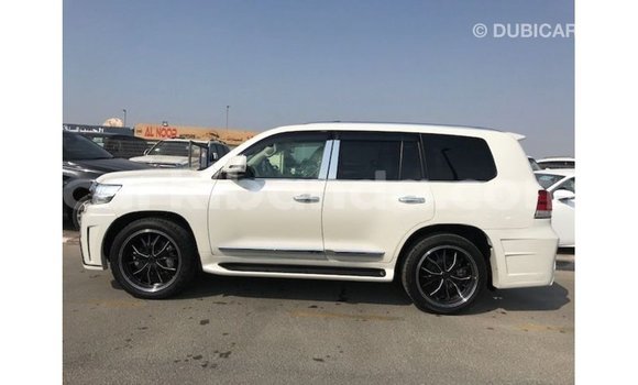 Nunua Imported Toyota Land Cruiser Nyeupe Gari ndani ya Import - Dubai nchini Uganda Nunua Imported Toyota Land Cruiser Nyeupe Gari ndani ya Import - Dubai nchini Uganda