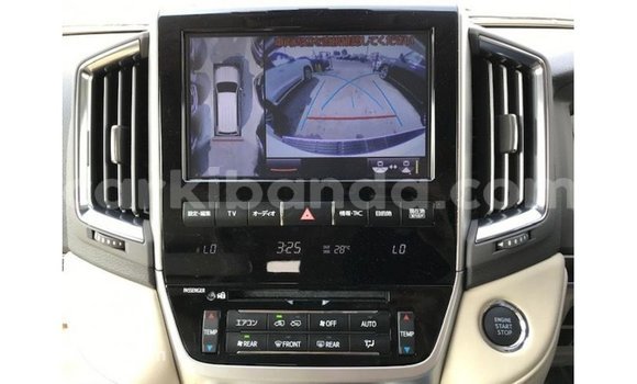 Nunua Imported Toyota Land Cruiser Nyeupe Gari ndani ya Import - Dubai nchini Uganda Nunua Imported Toyota Land Cruiser Nyeupe Gari ndani ya Import - Dubai nchini Uganda