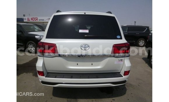 Acheter Import Voiture Toyota Land Cruiser Blanc à Import - Dubai, Ouganda Acheter Import Voiture Toyota Land Cruiser Blanc à Import - Dubai, Ouganda