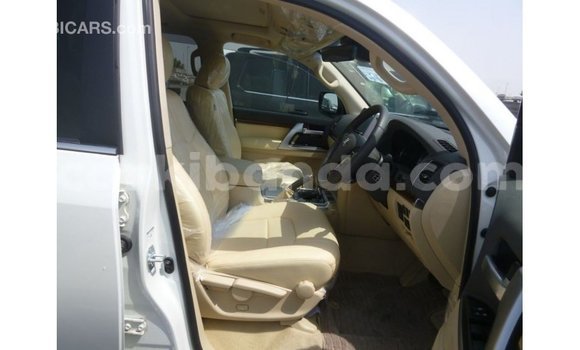 Acheter Import Voiture Toyota Land Cruiser Blanc à Import - Dubai, Ouganda Acheter Import Voiture Toyota Land Cruiser Blanc à Import - Dubai, Ouganda