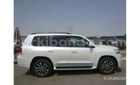 Acheter Import Voiture Toyota Land Cruiser Blanc à Import - Dubai, Ouganda Acheter Import Voiture Toyota Land Cruiser Blanc à Import - Dubai, Ouganda