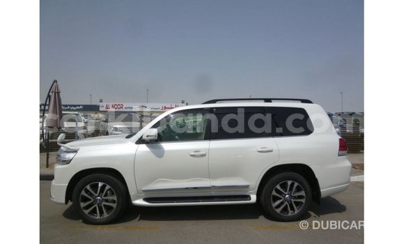 Acheter Import Voiture Toyota Land Cruiser Blanc à Import - Dubai, Ouganda Acheter Import Voiture Toyota Land Cruiser Blanc à Import - Dubai, Ouganda