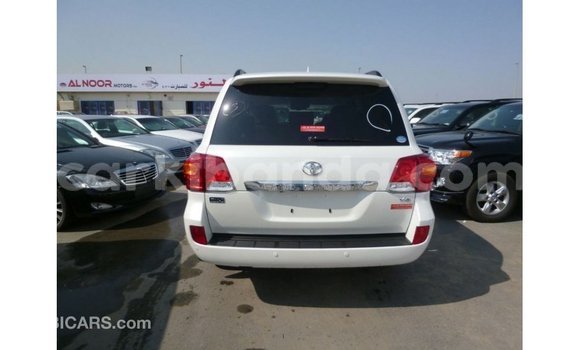 Gura Imported Toyota Land Cruiser White Imodoka i Import - Dubai mu Uganda Gura Imported Toyota Land Cruiser White Imodoka i Import - Dubai mu Uganda