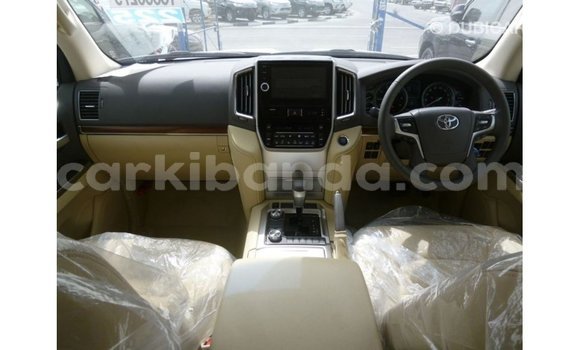 Nunua Imported Toyota Land Cruiser Nyeupe Gari ndani ya Import - Dubai nchini Uganda Nunua Imported Toyota Land Cruiser Nyeupe Gari ndani ya Import - Dubai nchini Uganda