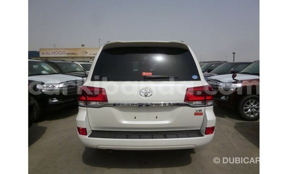 Nunua Imported Toyota Land Cruiser Nyeupe Gari ndani ya Import - Dubai nchini Uganda Nunua Imported Toyota Land Cruiser Nyeupe Gari ndani ya Import - Dubai nchini Uganda