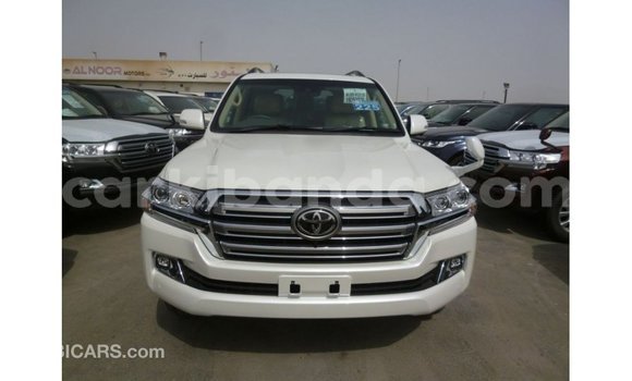 Nunua Imported Toyota Land Cruiser Nyeupe Gari ndani ya Import - Dubai nchini Uganda Nunua Imported Toyota Land Cruiser Nyeupe Gari ndani ya Import - Dubai nchini Uganda