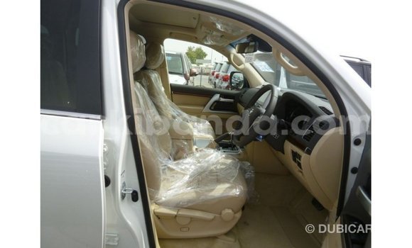 Nunua Imported Toyota Land Cruiser Nyeupe Gari ndani ya Import - Dubai nchini Uganda Nunua Imported Toyota Land Cruiser Nyeupe Gari ndani ya Import - Dubai nchini Uganda