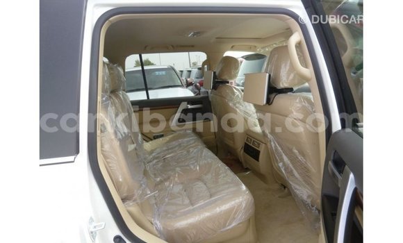 Nunua Imported Toyota Land Cruiser Nyeupe Gari ndani ya Import - Dubai nchini Uganda Nunua Imported Toyota Land Cruiser Nyeupe Gari ndani ya Import - Dubai nchini Uganda