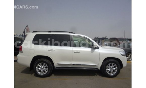 Nunua Imported Toyota Land Cruiser Nyeupe Gari ndani ya Import - Dubai nchini Uganda Nunua Imported Toyota Land Cruiser Nyeupe Gari ndani ya Import - Dubai nchini Uganda