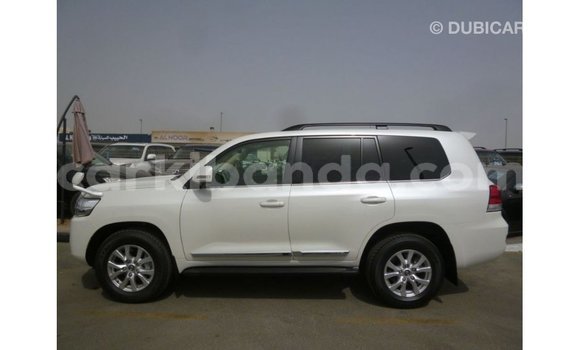 Nunua Imported Toyota Land Cruiser Nyeupe Gari ndani ya Import - Dubai nchini Uganda Nunua Imported Toyota Land Cruiser Nyeupe Gari ndani ya Import - Dubai nchini Uganda