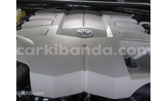 Nunua Imported Toyota Land Cruiser Nyeupe Gari ndani ya Import - Dubai nchini Uganda Nunua Imported Toyota Land Cruiser Nyeupe Gari ndani ya Import - Dubai nchini Uganda