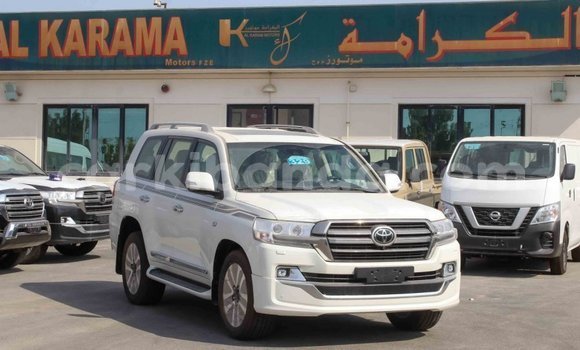 Acheter Import Voiture Toyota Land Cruiser Blanc à Import - Dubai, Ouganda Acheter Import Voiture Toyota Land Cruiser Blanc à Import - Dubai, Ouganda